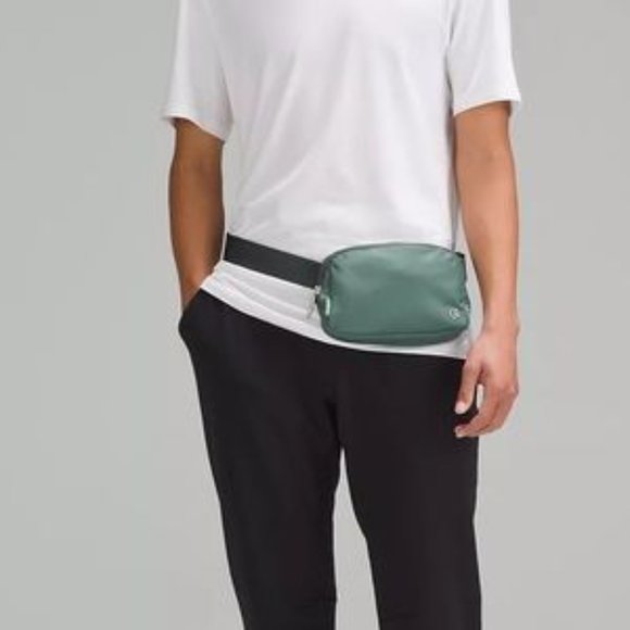 Lululemon medium dark forest Everywhere Belt Bag 1L - Picture 2 of 6